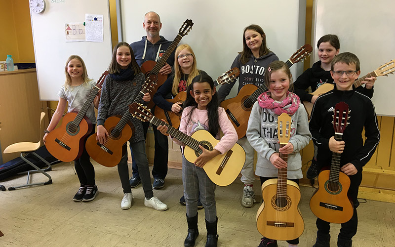 MCW ermöglicht Gitarren AG an der Wiebelsbacher Grundschule